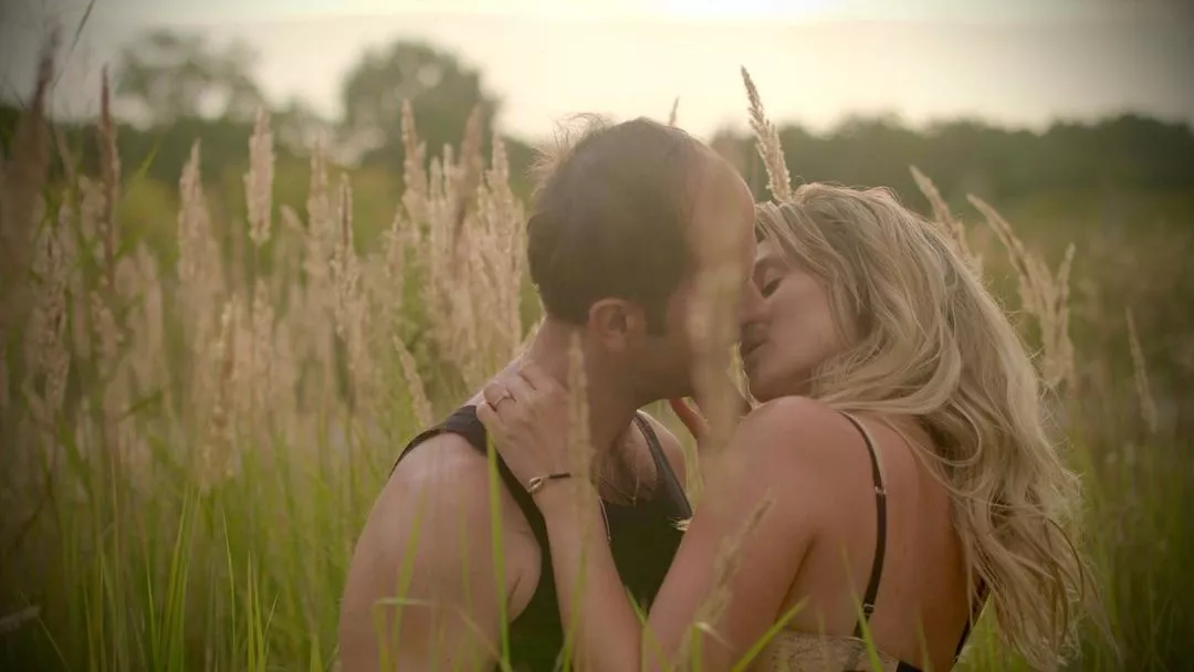 Namiętna i bardzo gorąca sesja w zbożu! Sławomir i Kajra rozbudzili wyobraźnię fanów!
